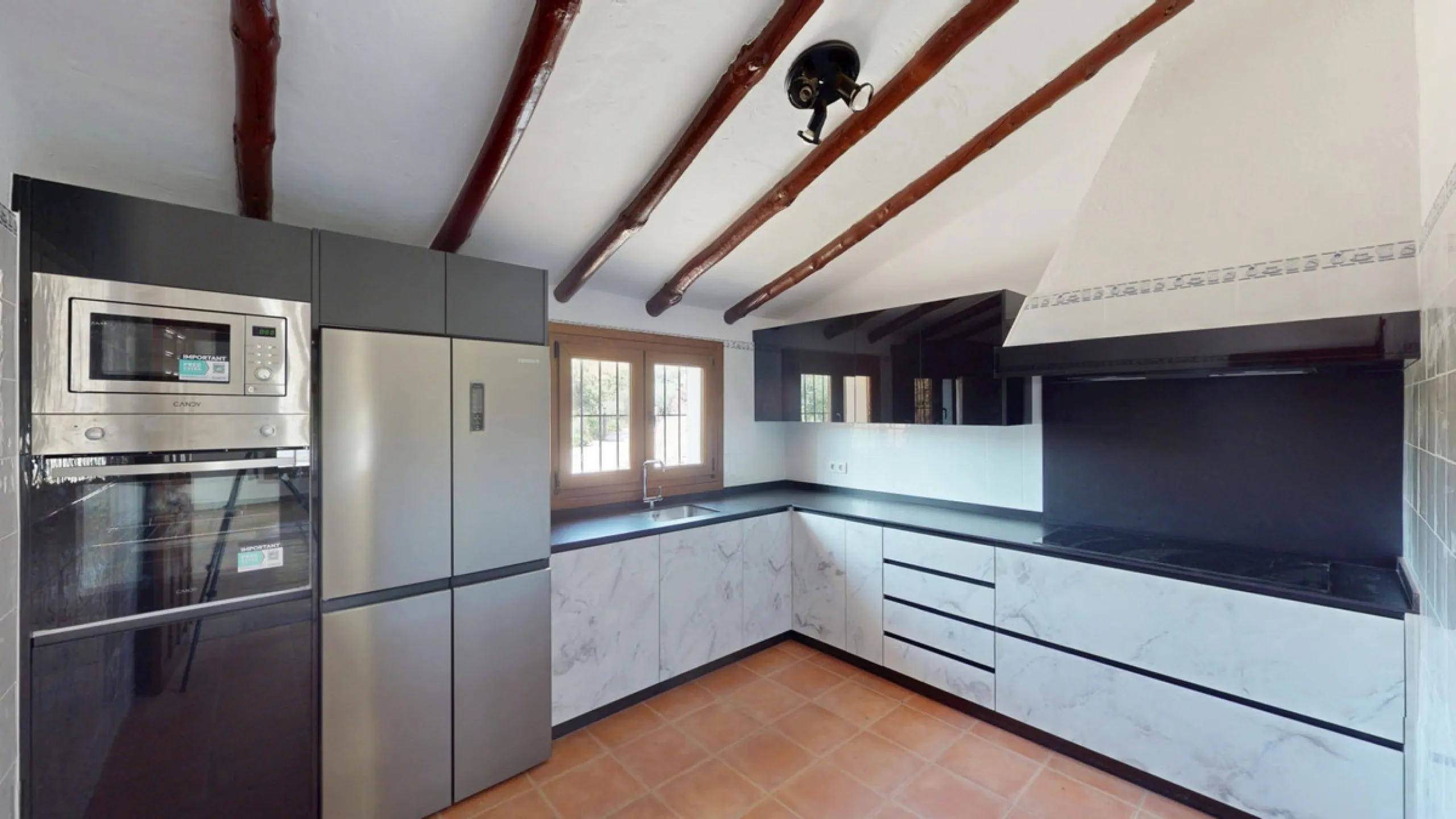 This delightful Spanish villa, located in Viñuela, Málaga, offers a perfect blend of traditional charm and modern comfort. The single-story property spans 167 m2 and features three bedrooms, including a spacious 13.9 m2 primary bedroom, and two bathrooms.