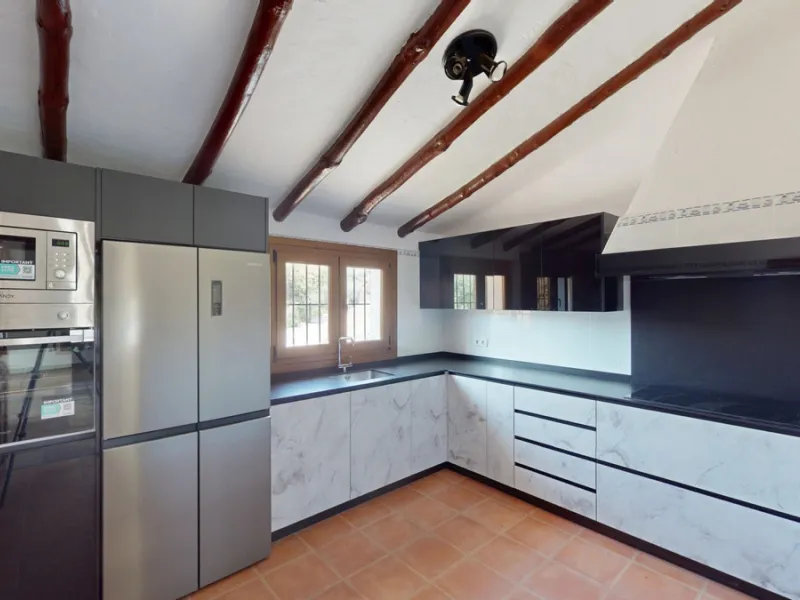 This delightful Spanish villa, located in Viñuela, Málaga, offers a perfect blend of traditional charm and modern comfort. The single-story property spans 167 m2 and features three bedrooms, including a spacious 13.9 m2 primary bedroom, and two bathrooms.