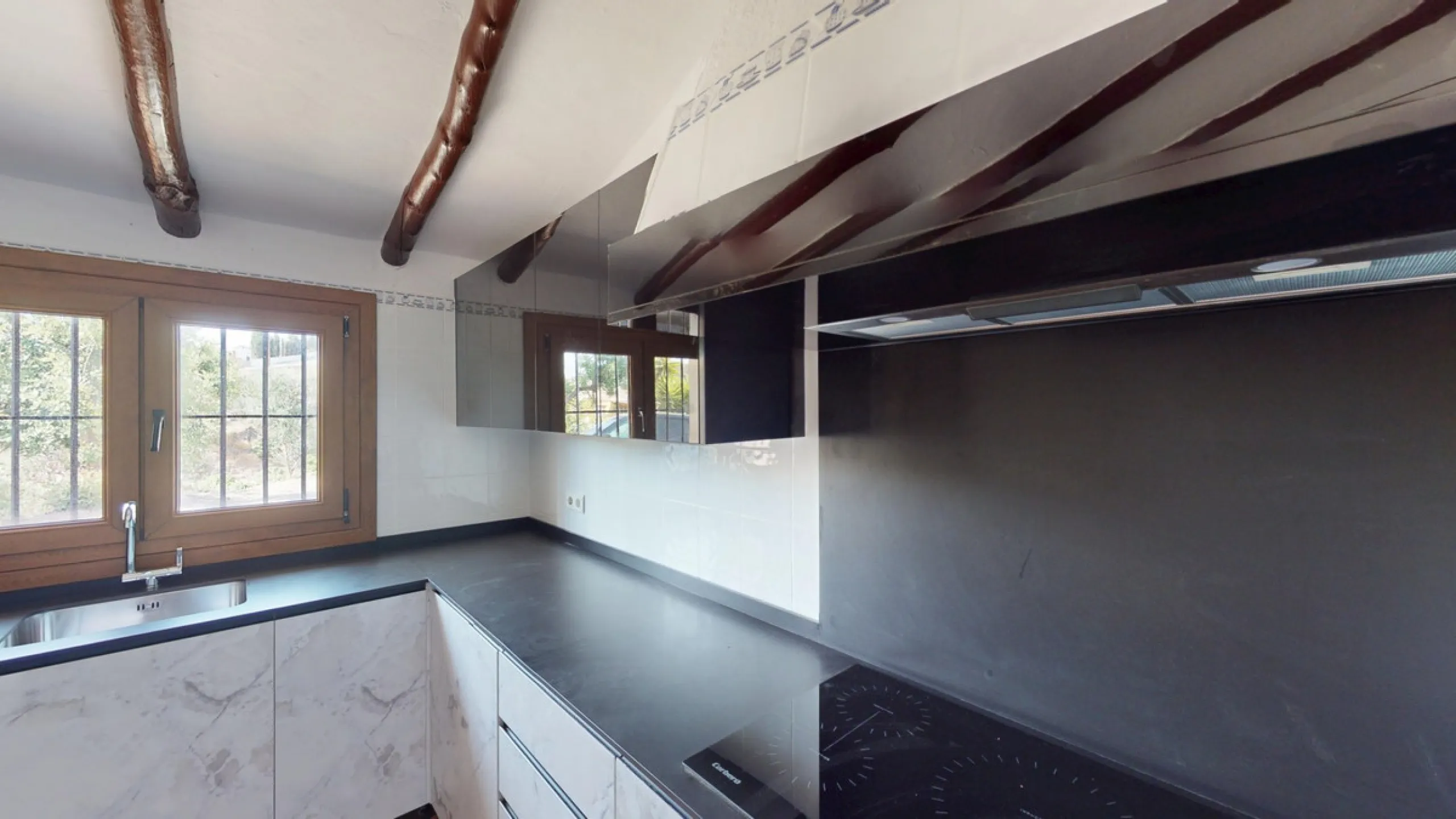 This delightful Spanish villa, located in Viñuela, Málaga, offers a perfect blend of traditional charm and modern comfort. The single-story property spans 167 m2 and features three bedrooms, including a spacious 13.9 m2 primary bedroom, and two bathrooms.