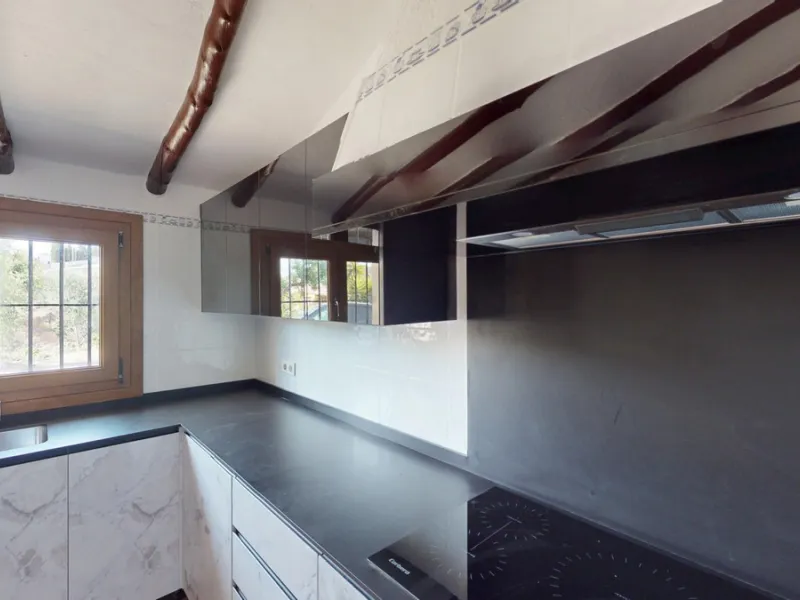 This delightful Spanish villa, located in Viñuela, Málaga, offers a perfect blend of traditional charm and modern comfort. The single-story property spans 167 m2 and features three bedrooms, including a spacious 13.9 m2 primary bedroom, and two bathrooms.