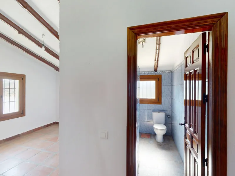 This delightful Spanish villa, located in Viñuela, Málaga, offers a perfect blend of traditional charm and modern comfort. The single-story property spans 167 m2 and features three bedrooms, including a spacious 13.9 m2 primary bedroom, and two bathrooms.