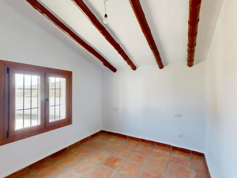 This delightful Spanish villa, located in Viñuela, Málaga, offers a perfect blend of traditional charm and modern comfort. The single-story property spans 167 m2 and features three bedrooms, including a spacious 13.9 m2 primary bedroom, and two bathrooms.
