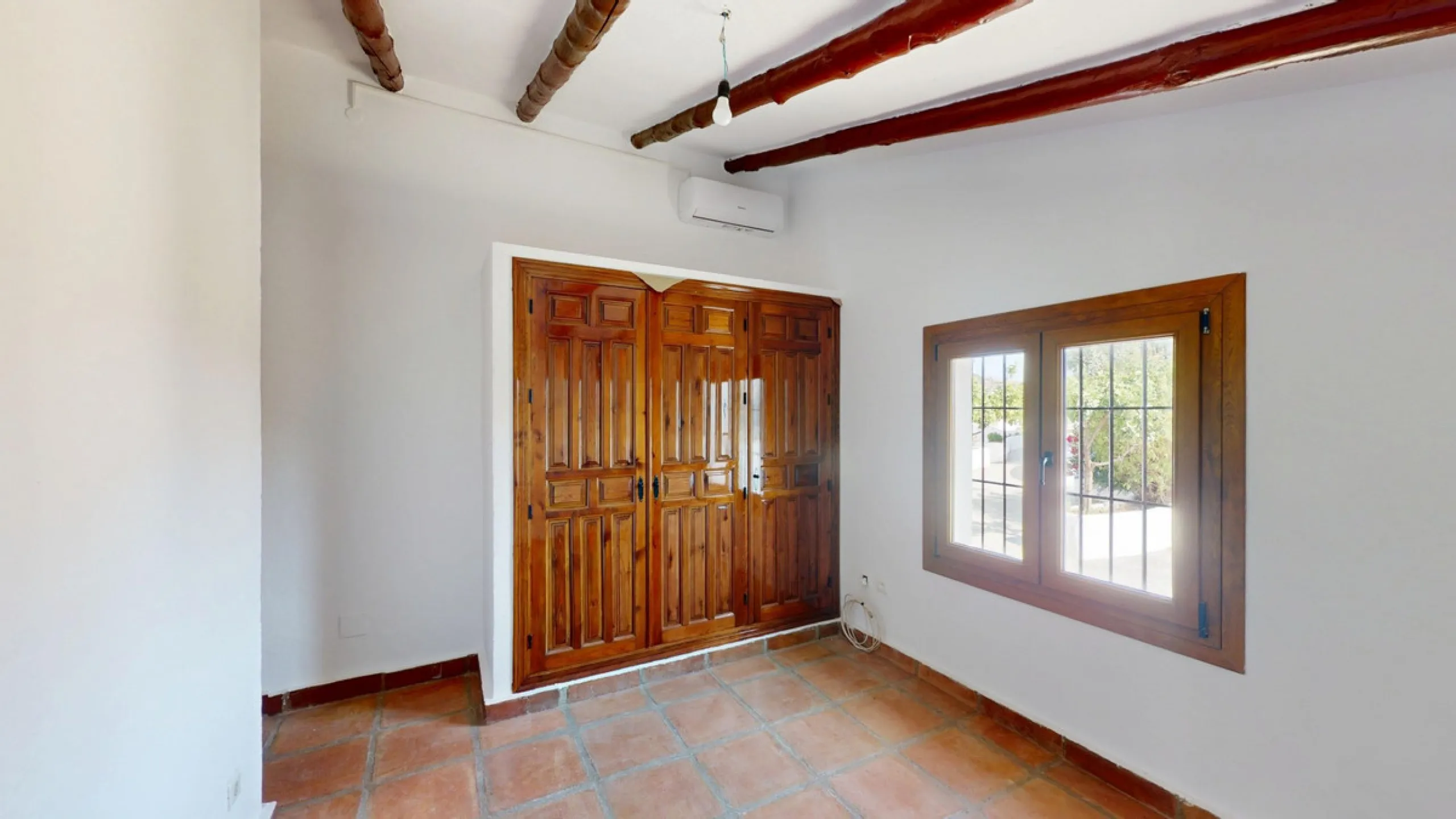This delightful Spanish villa, located in Viñuela, Málaga, offers a perfect blend of traditional charm and modern comfort. The single-story property spans 167 m2 and features three bedrooms, including a spacious 13.9 m2 primary bedroom, and two bathrooms.
