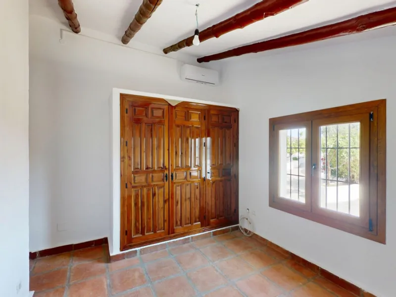 This delightful Spanish villa, located in Viñuela, Málaga, offers a perfect blend of traditional charm and modern comfort. The single-story property spans 167 m2 and features three bedrooms, including a spacious 13.9 m2 primary bedroom, and two bathrooms.