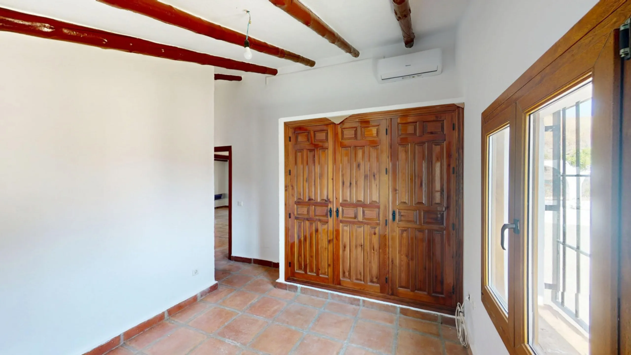 This delightful Spanish villa, located in Viñuela, Málaga, offers a perfect blend of traditional charm and modern comfort. The single-story property spans 167 m2 and features three bedrooms, including a spacious 13.9 m2 primary bedroom, and two bathrooms.