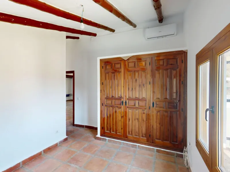This delightful Spanish villa, located in Viñuela, Málaga, offers a perfect blend of traditional charm and modern comfort. The single-story property spans 167 m2 and features three bedrooms, including a spacious 13.9 m2 primary bedroom, and two bathrooms.