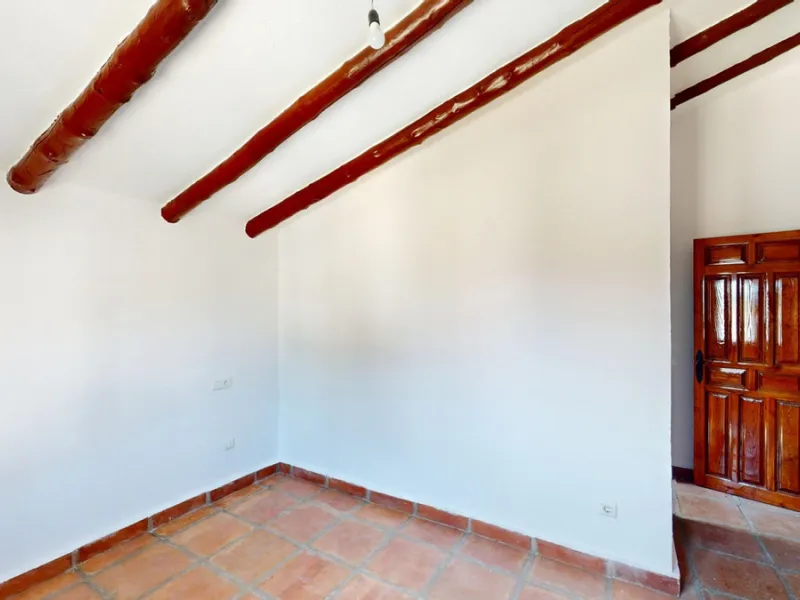 This delightful Spanish villa, located in Viñuela, Málaga, offers a perfect blend of traditional charm and modern comfort. The single-story property spans 167 m2 and features three bedrooms, including a spacious 13.9 m2 primary bedroom, and two bathrooms.
