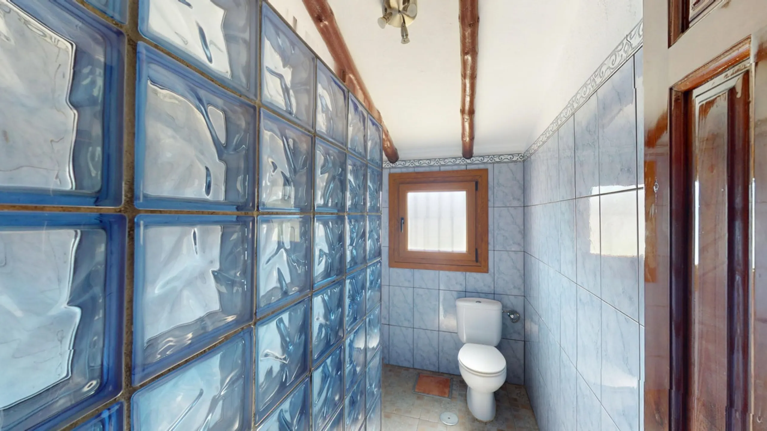 This delightful Spanish villa, located in Viñuela, Málaga, offers a perfect blend of traditional charm and modern comfort. The single-story property spans 167 m2 and features three bedrooms, including a spacious 13.9 m2 primary bedroom, and two bathrooms.