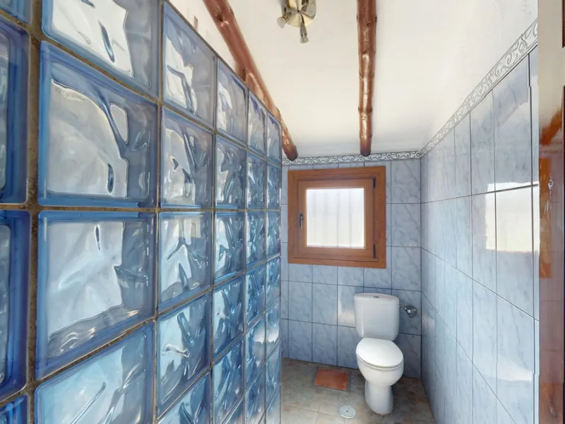 This delightful Spanish villa, located in Viñuela, Málaga, offers a perfect blend of traditional charm and modern comfort. The single-story property spans 167 m2 and features three bedrooms, including a spacious 13.9 m2 primary bedroom, and two bathrooms.