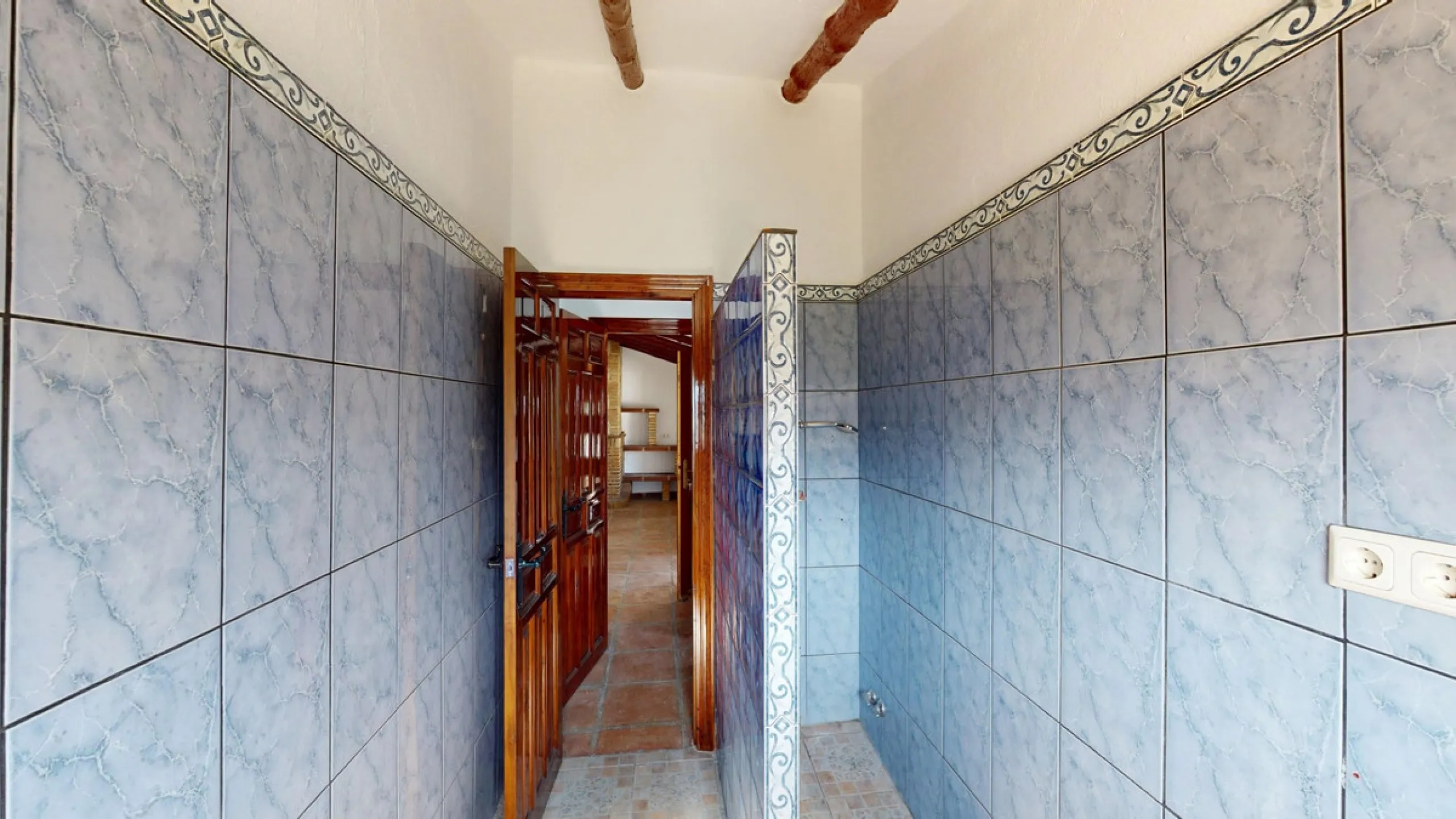 This delightful Spanish villa, located in Viñuela, Málaga, offers a perfect blend of traditional charm and modern comfort. The single-story property spans 167 m2 and features three bedrooms, including a spacious 13.9 m2 primary bedroom, and two bathrooms.