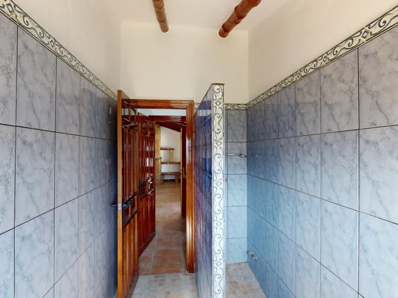 This delightful Spanish villa, located in Viñuela, Málaga, offers a perfect blend of traditional charm and modern comfort. The single-story property spans 167 m2 and features three bedrooms, including a spacious 13.9 m2 primary bedroom, and two bathrooms.