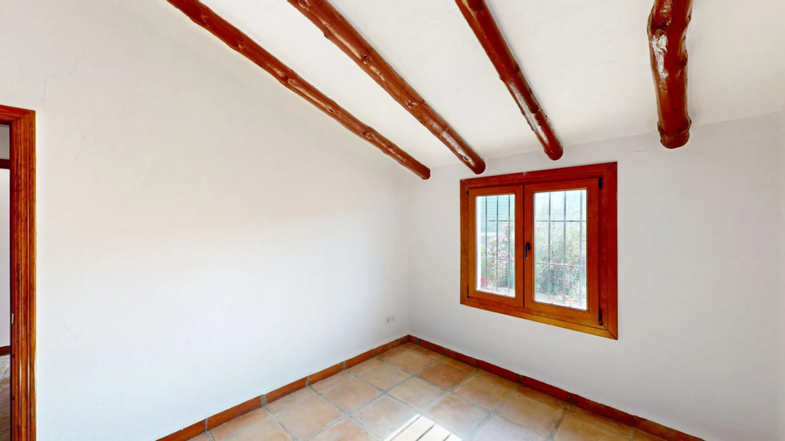 This delightful Spanish villa, located in Viñuela, Málaga, offers a perfect blend of traditional charm and modern comfort. The single-story property spans 167 m2 and features three bedrooms, including a spacious 13.9 m2 primary bedroom, and two bathrooms.