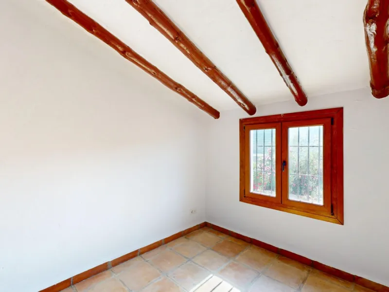 This delightful Spanish villa, located in Viñuela, Málaga, offers a perfect blend of traditional charm and modern comfort. The single-story property spans 167 m2 and features three bedrooms, including a spacious 13.9 m2 primary bedroom, and two bathrooms.