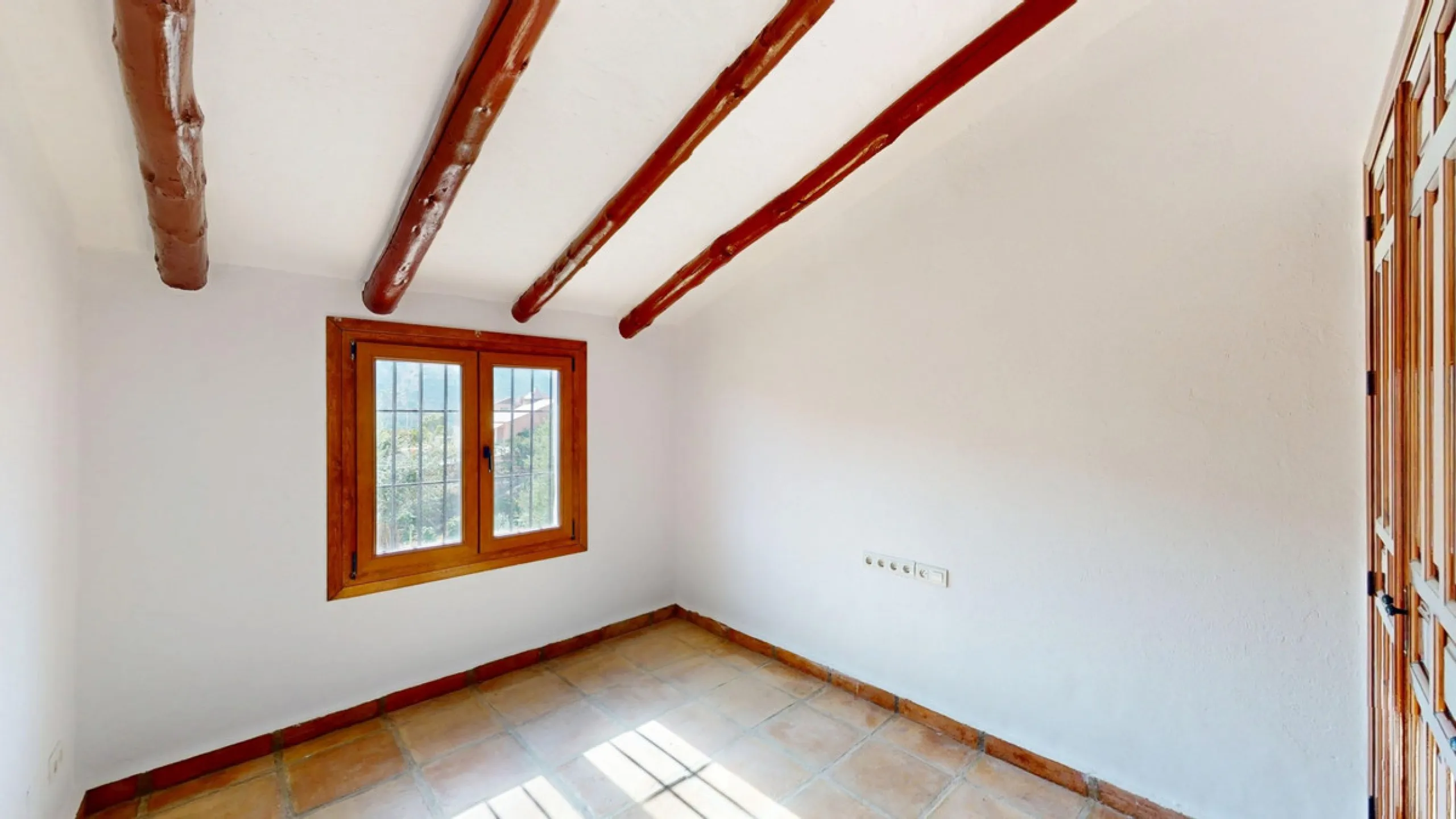 This delightful Spanish villa, located in Viñuela, Málaga, offers a perfect blend of traditional charm and modern comfort. The single-story property spans 167 m2 and features three bedrooms, including a spacious 13.9 m2 primary bedroom, and two bathrooms.
