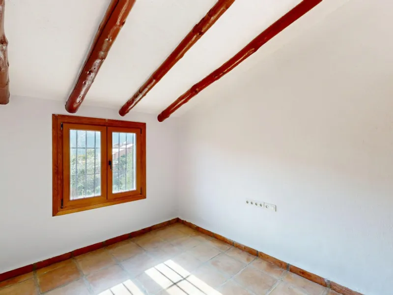 This delightful Spanish villa, located in Viñuela, Málaga, offers a perfect blend of traditional charm and modern comfort. The single-story property spans 167 m2 and features three bedrooms, including a spacious 13.9 m2 primary bedroom, and two bathrooms.