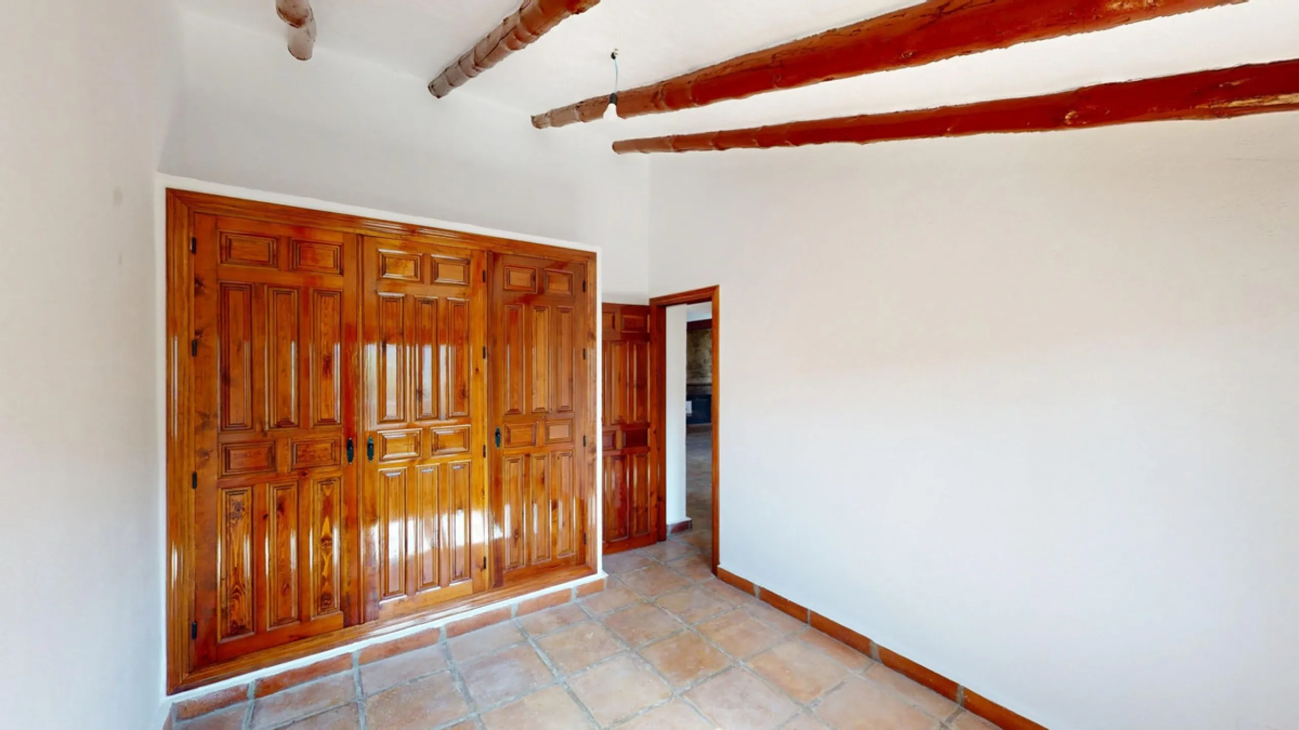 This delightful Spanish villa, located in Viñuela, Málaga, offers a perfect blend of traditional charm and modern comfort. The single-story property spans 167 m2 and features three bedrooms, including a spacious 13.9 m2 primary bedroom, and two bathrooms.
