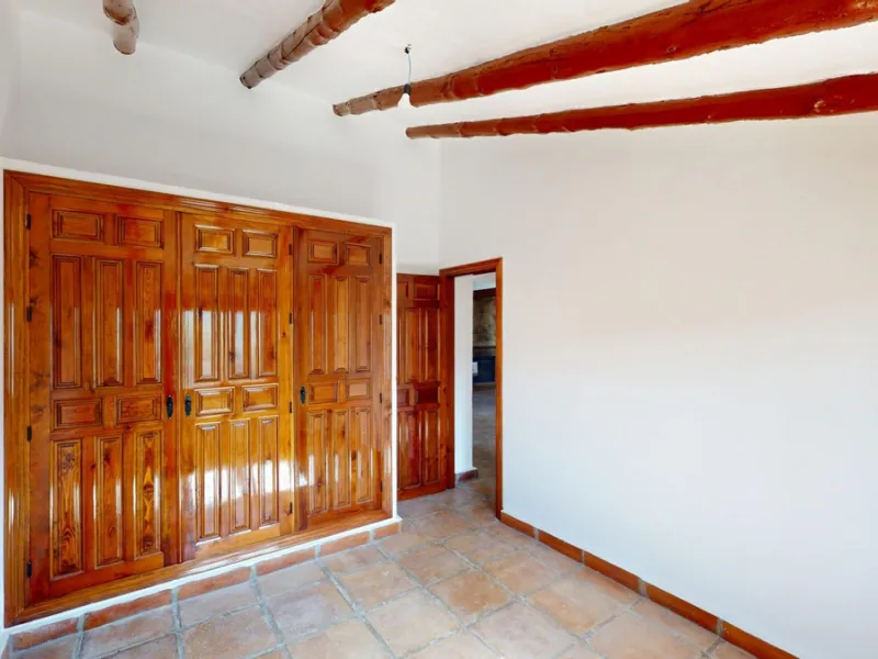 This delightful Spanish villa, located in Viñuela, Málaga, offers a perfect blend of traditional charm and modern comfort. The single-story property spans 167 m2 and features three bedrooms, including a spacious 13.9 m2 primary bedroom, and two bathrooms.