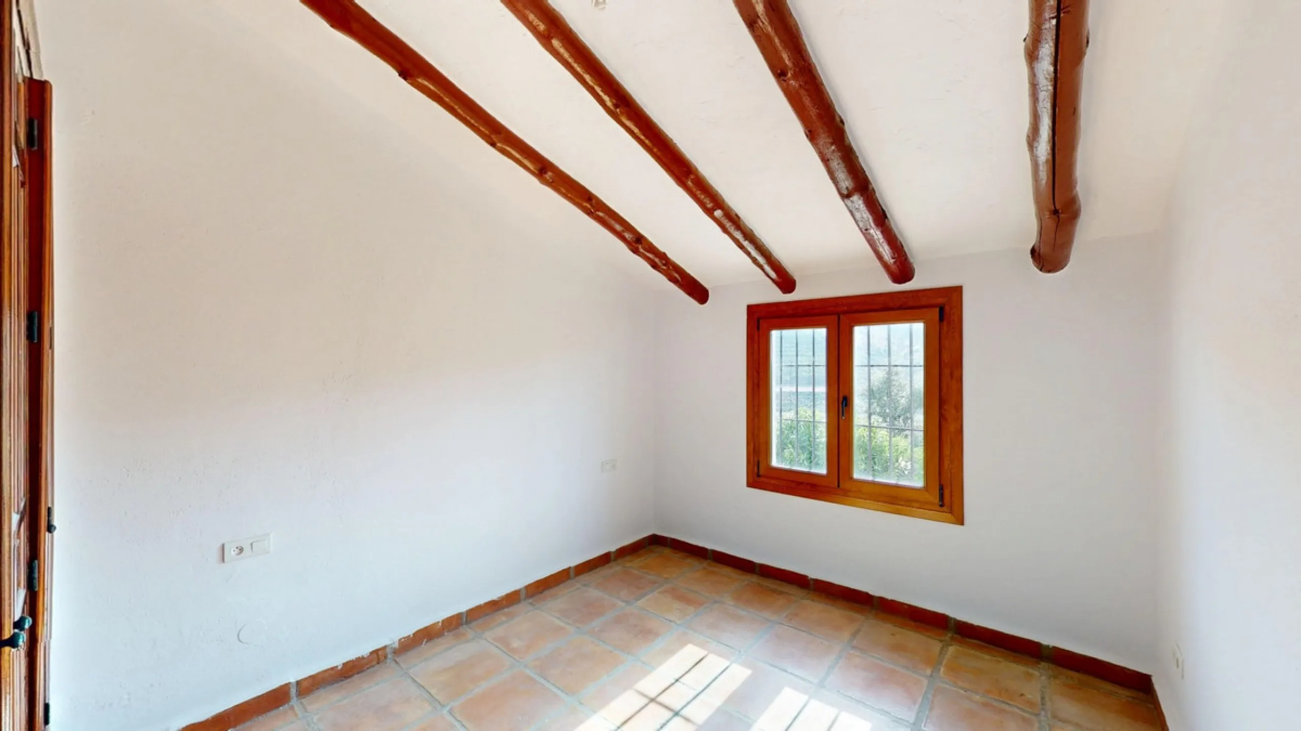 This delightful Spanish villa, located in Viñuela, Málaga, offers a perfect blend of traditional charm and modern comfort. The single-story property spans 167 m2 and features three bedrooms, including a spacious 13.9 m2 primary bedroom, and two bathrooms.