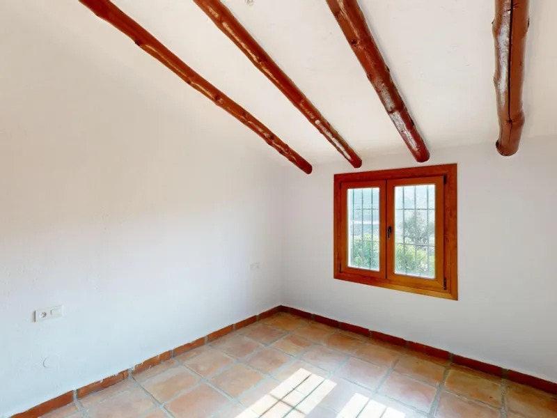 This delightful Spanish villa, located in Viñuela, Málaga, offers a perfect blend of traditional charm and modern comfort. The single-story property spans 167 m2 and features three bedrooms, including a spacious 13.9 m2 primary bedroom, and two bathrooms.