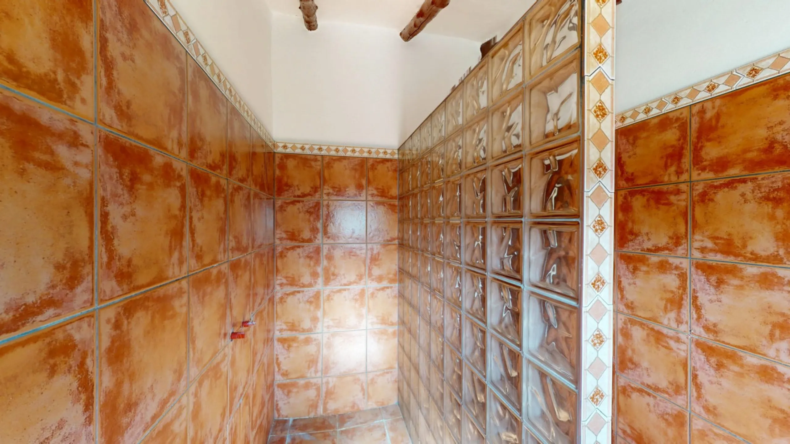 This delightful Spanish villa, located in Viñuela, Málaga, offers a perfect blend of traditional charm and modern comfort. The single-story property spans 167 m2 and features three bedrooms, including a spacious 13.9 m2 primary bedroom, and two bathrooms.