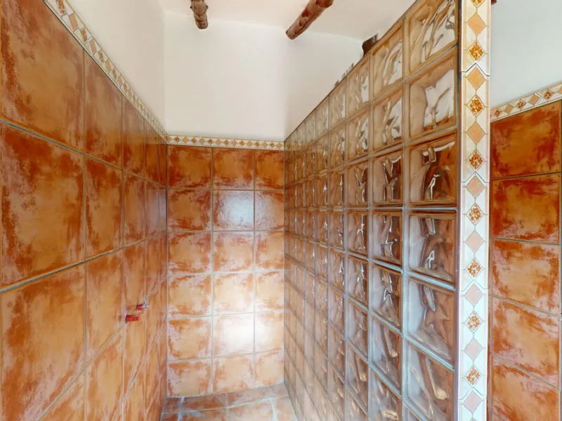 This delightful Spanish villa, located in Viñuela, Málaga, offers a perfect blend of traditional charm and modern comfort. The single-story property spans 167 m2 and features three bedrooms, including a spacious 13.9 m2 primary bedroom, and two bathrooms.