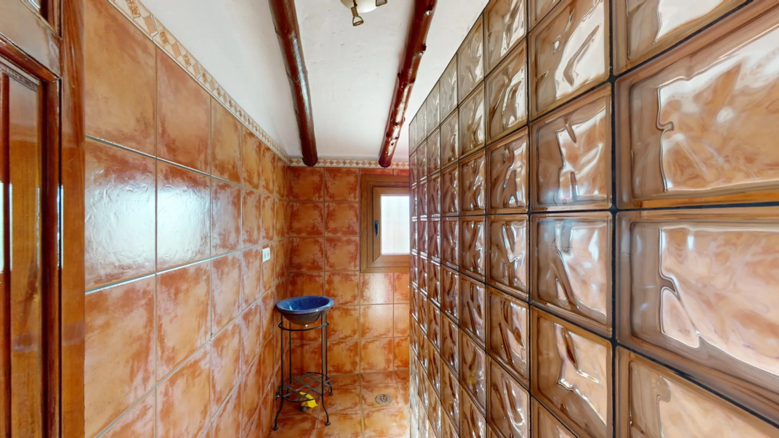 This delightful Spanish villa, located in Viñuela, Málaga, offers a perfect blend of traditional charm and modern comfort. The single-story property spans 167 m2 and features three bedrooms, including a spacious 13.9 m2 primary bedroom, and two bathrooms.