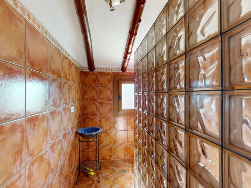 This delightful Spanish villa, located in Viñuela, Málaga, offers a perfect blend of traditional charm and modern comfort. The single-story property spans 167 m2 and features three bedrooms, including a spacious 13.9 m2 primary bedroom, and two bathrooms.
