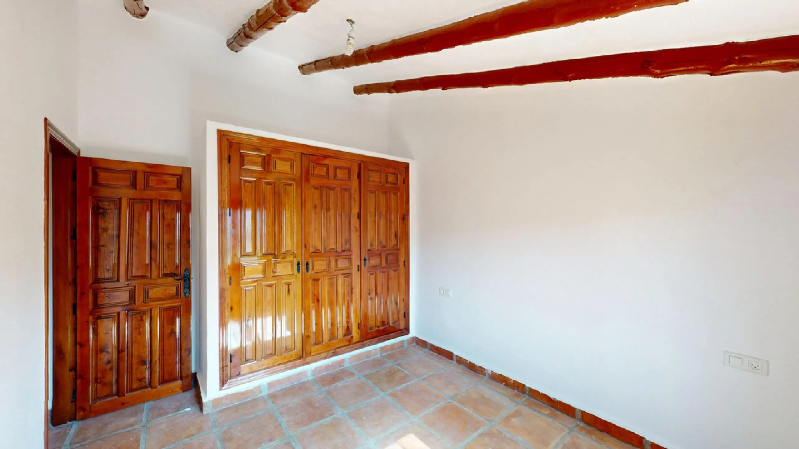 This delightful Spanish villa, located in Viñuela, Málaga, offers a perfect blend of traditional charm and modern comfort. The single-story property spans 167 m2 and features three bedrooms, including a spacious 13.9 m2 primary bedroom, and two bathrooms.
