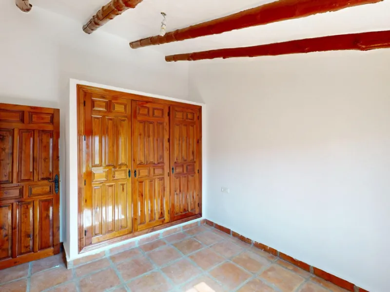 This delightful Spanish villa, located in Viñuela, Málaga, offers a perfect blend of traditional charm and modern comfort. The single-story property spans 167 m2 and features three bedrooms, including a spacious 13.9 m2 primary bedroom, and two bathrooms.