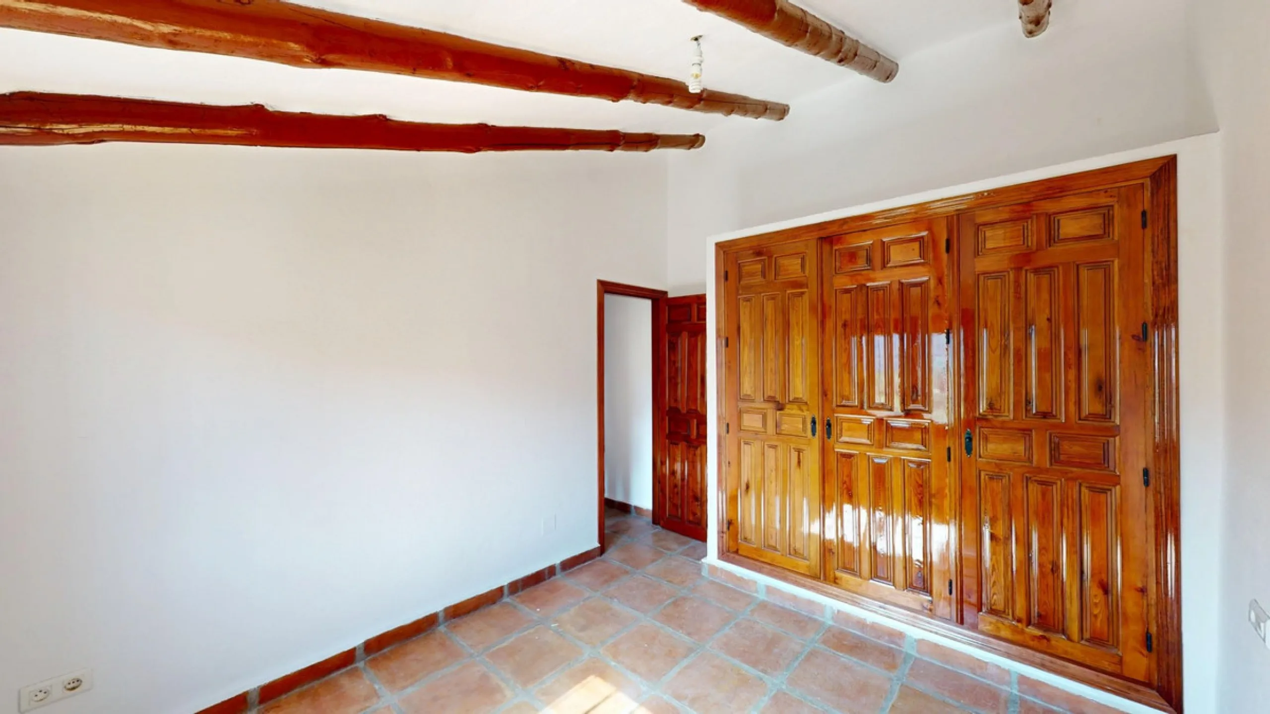 This delightful Spanish villa, located in Viñuela, Málaga, offers a perfect blend of traditional charm and modern comfort. The single-story property spans 167 m2 and features three bedrooms, including a spacious 13.9 m2 primary bedroom, and two bathrooms.