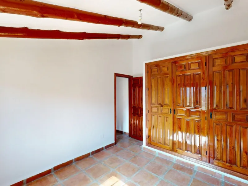 This delightful Spanish villa, located in Viñuela, Málaga, offers a perfect blend of traditional charm and modern comfort. The single-story property spans 167 m2 and features three bedrooms, including a spacious 13.9 m2 primary bedroom, and two bathrooms.