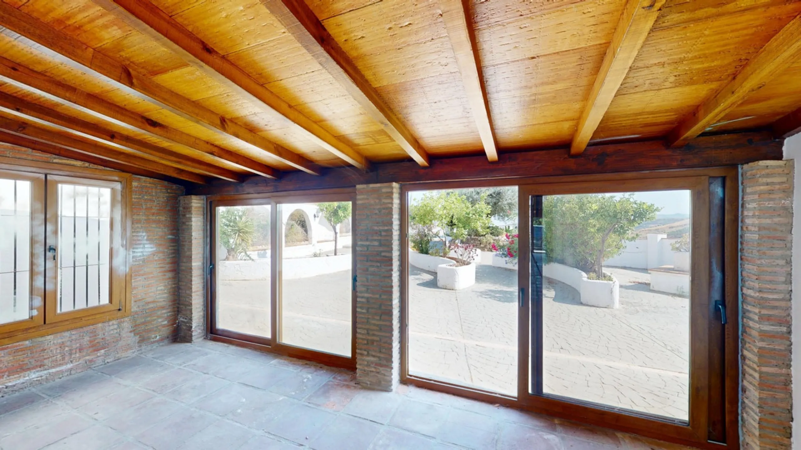 This delightful Spanish villa, located in Viñuela, Málaga, offers a perfect blend of traditional charm and modern comfort. The single-story property spans 167 m2 and features three bedrooms, including a spacious 13.9 m2 primary bedroom, and two bathrooms.