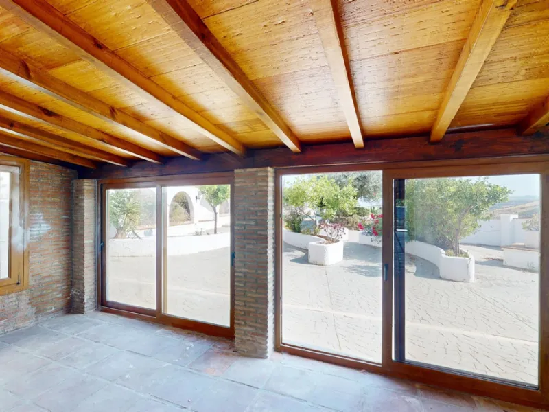 This delightful Spanish villa, located in Viñuela, Málaga, offers a perfect blend of traditional charm and modern comfort. The single-story property spans 167 m2 and features three bedrooms, including a spacious 13.9 m2 primary bedroom, and two bathrooms.