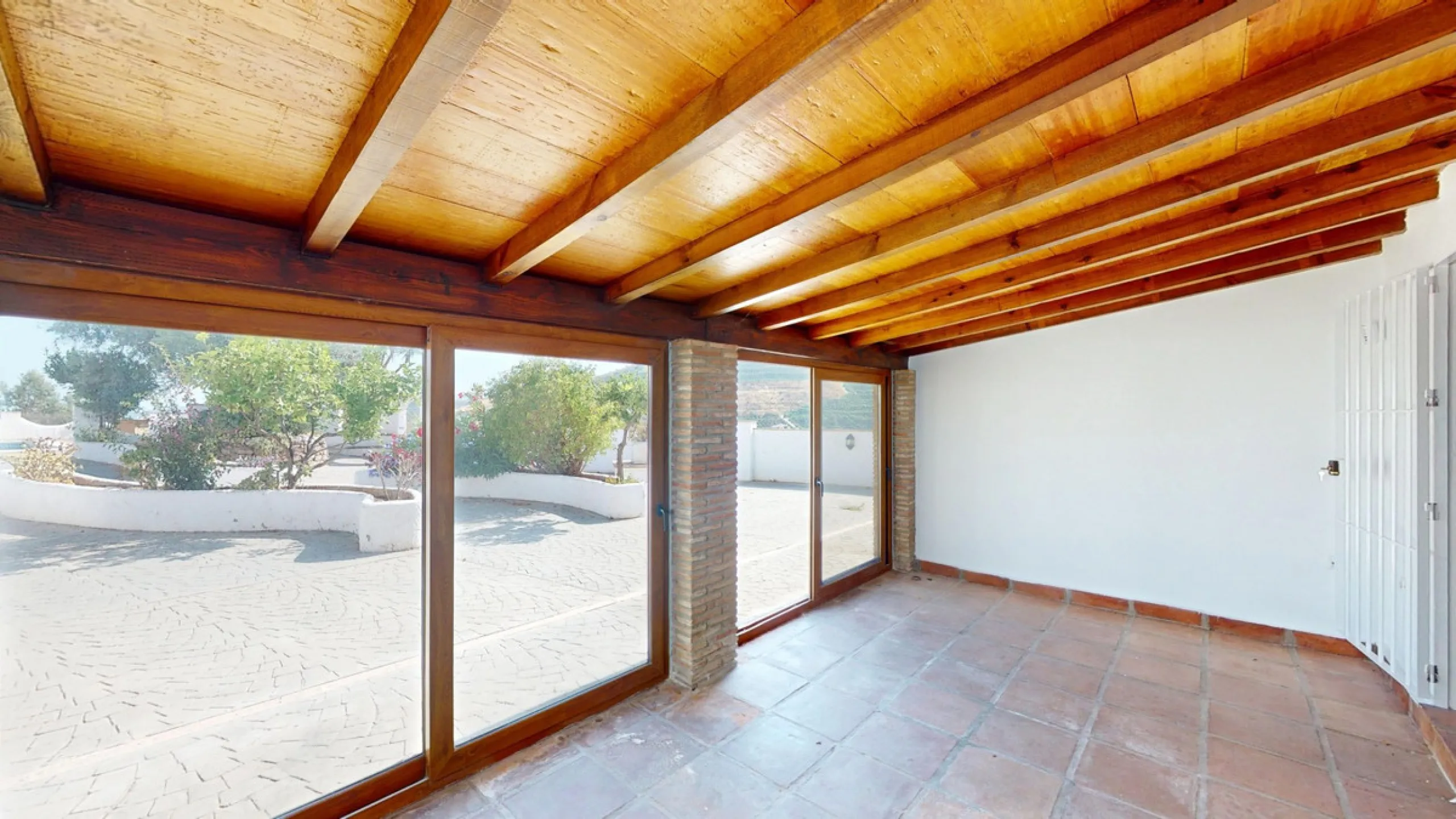 This delightful Spanish villa, located in Viñuela, Málaga, offers a perfect blend of traditional charm and modern comfort. The single-story property spans 167 m2 and features three bedrooms, including a spacious 13.9 m2 primary bedroom, and two bathrooms.