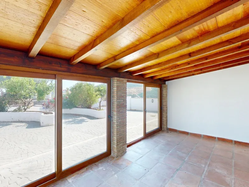This delightful Spanish villa, located in Viñuela, Málaga, offers a perfect blend of traditional charm and modern comfort. The single-story property spans 167 m2 and features three bedrooms, including a spacious 13.9 m2 primary bedroom, and two bathrooms.