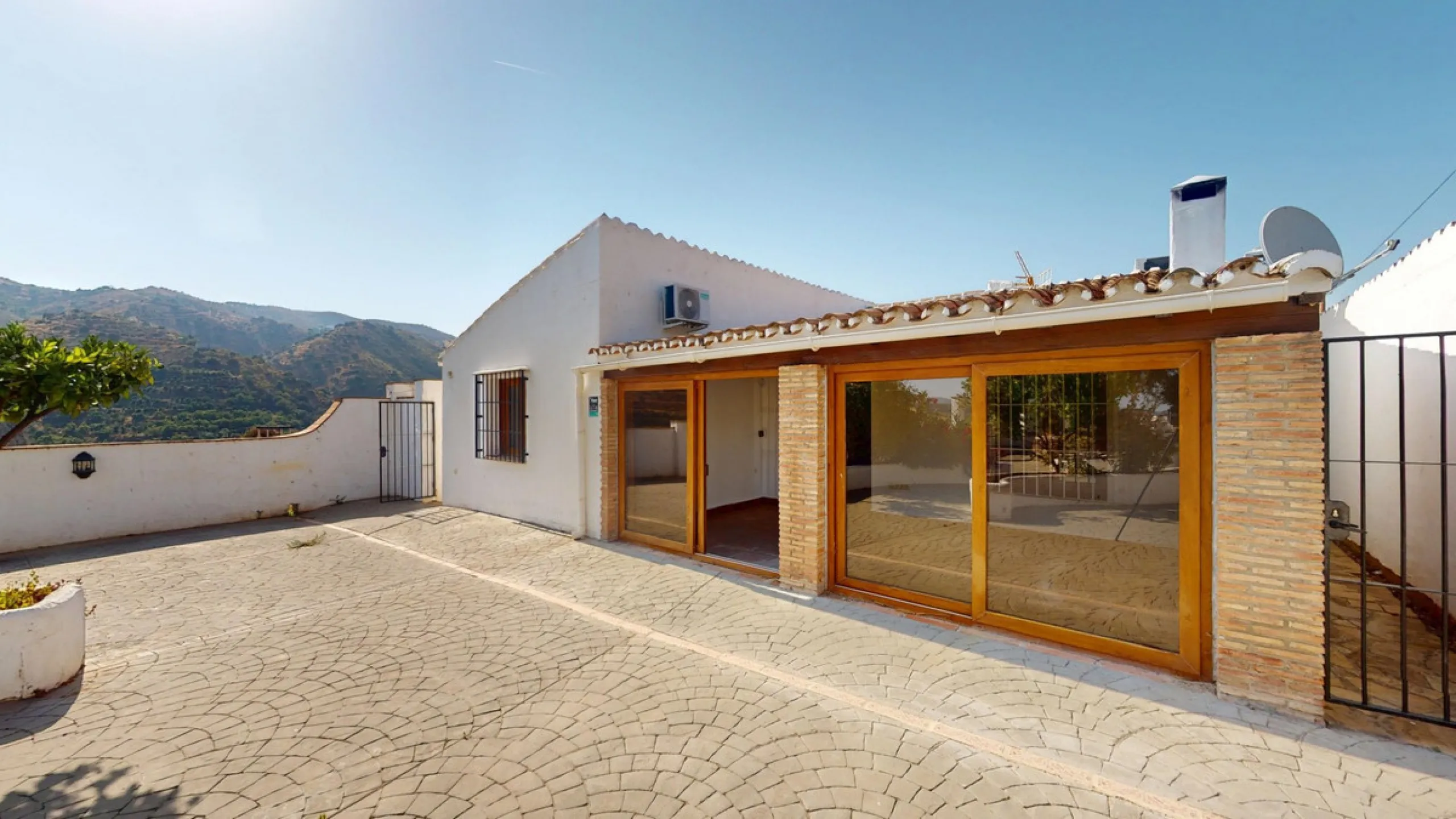 This delightful Spanish villa, located in Viñuela, Málaga, offers a perfect blend of traditional charm and modern comfort. The single-story property spans 167 m2 and features three bedrooms, including a spacious 13.9 m2 primary bedroom, and two bathrooms.