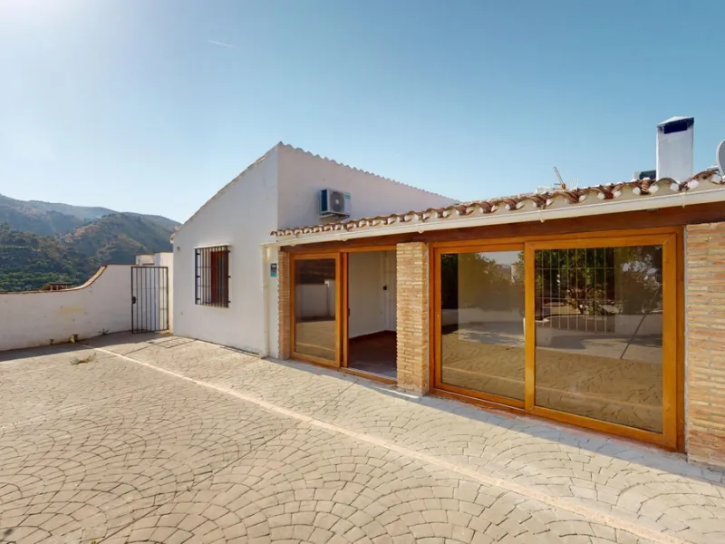 This delightful Spanish villa, located in Viñuela, Málaga, offers a perfect blend of traditional charm and modern comfort. The single-story property spans 167 m2 and features three bedrooms, including a spacious 13.9 m2 primary bedroom, and two bathrooms.