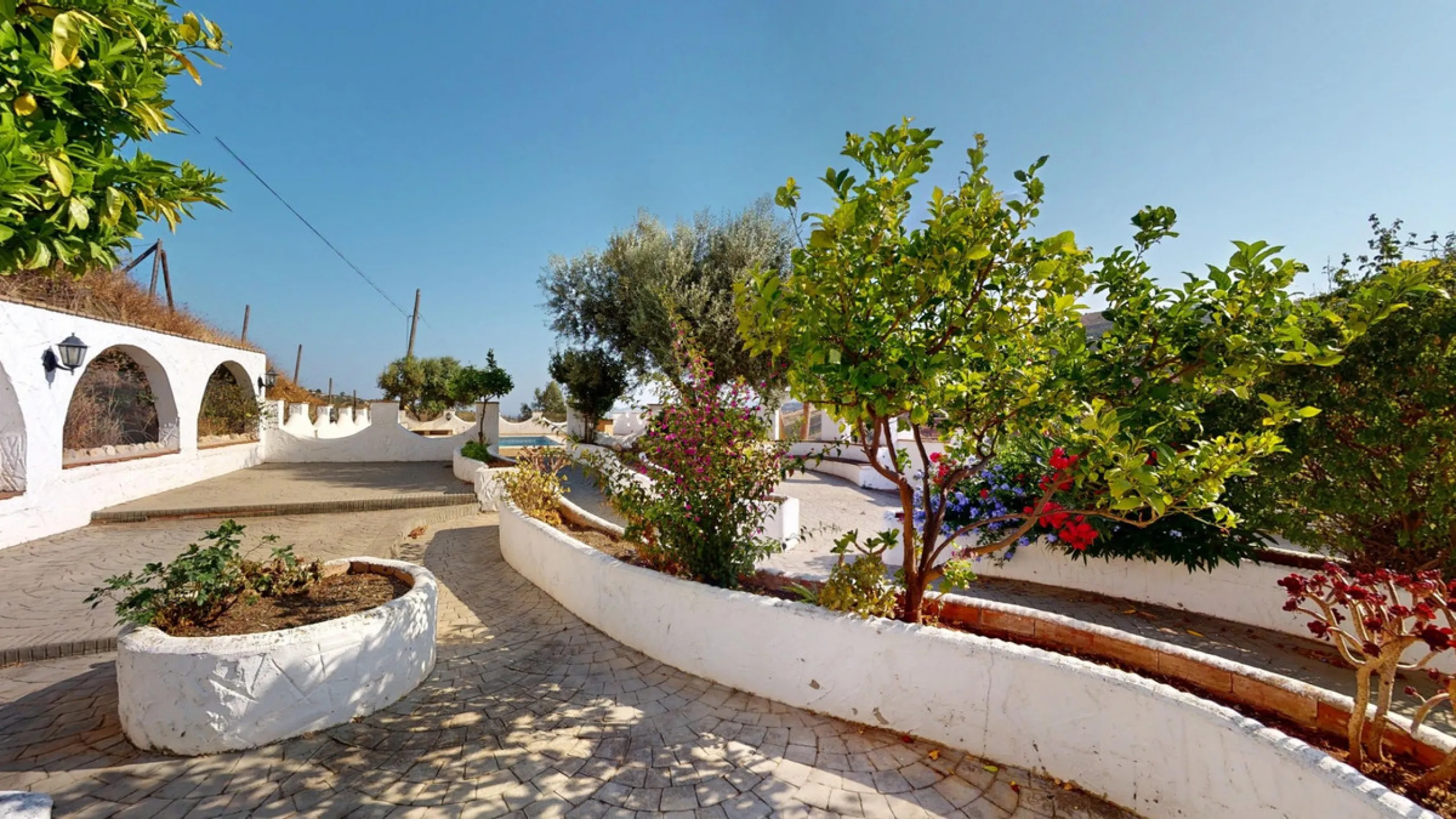 This delightful Spanish villa, located in Viñuela, Málaga, offers a perfect blend of traditional charm and modern comfort. The single-story property spans 167 m2 and features three bedrooms, including a spacious 13.9 m2 primary bedroom, and two bathrooms.