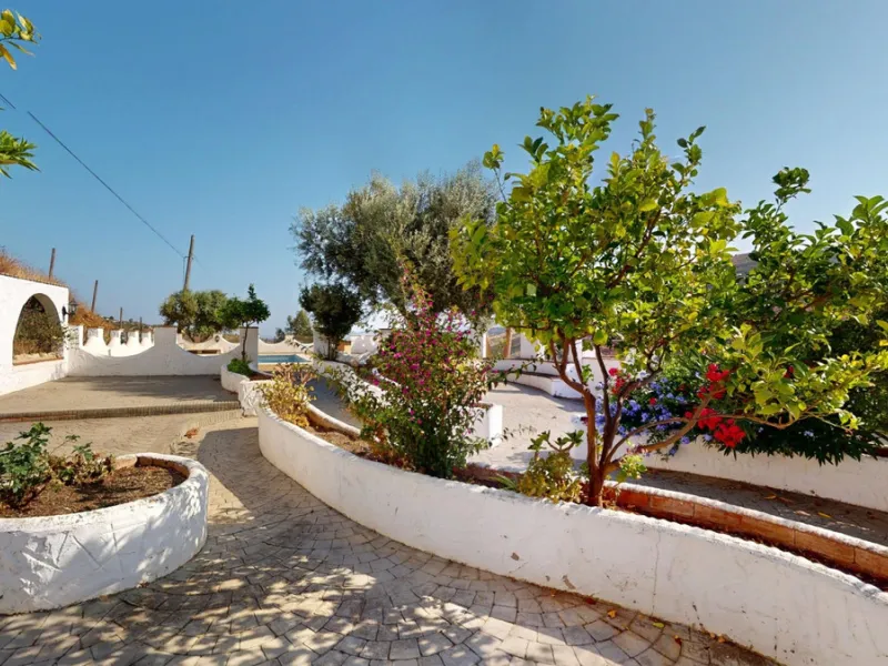 This delightful Spanish villa, located in Viñuela, Málaga, offers a perfect blend of traditional charm and modern comfort. The single-story property spans 167 m2 and features three bedrooms, including a spacious 13.9 m2 primary bedroom, and two bathrooms.