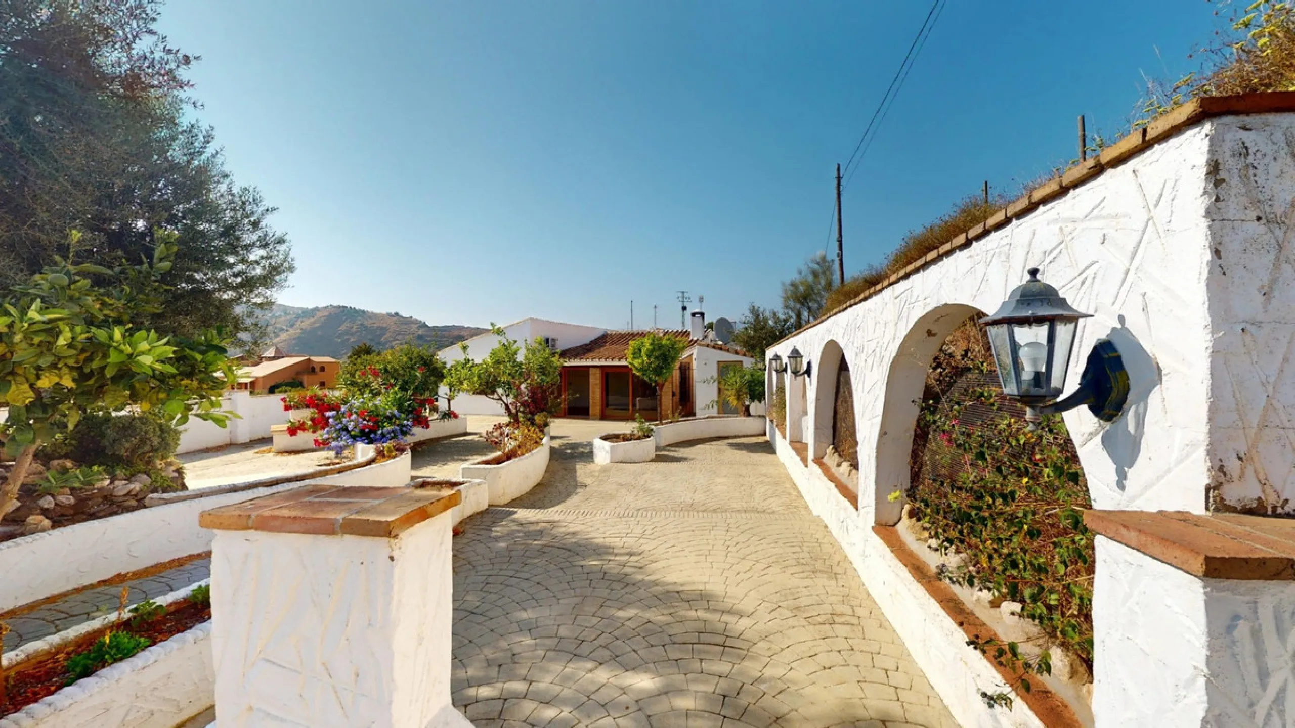 This delightful Spanish villa, located in Viñuela, Málaga, offers a perfect blend of traditional charm and modern comfort. The single-story property spans 167 m2 and features three bedrooms, including a spacious 13.9 m2 primary bedroom, and two bathrooms.
