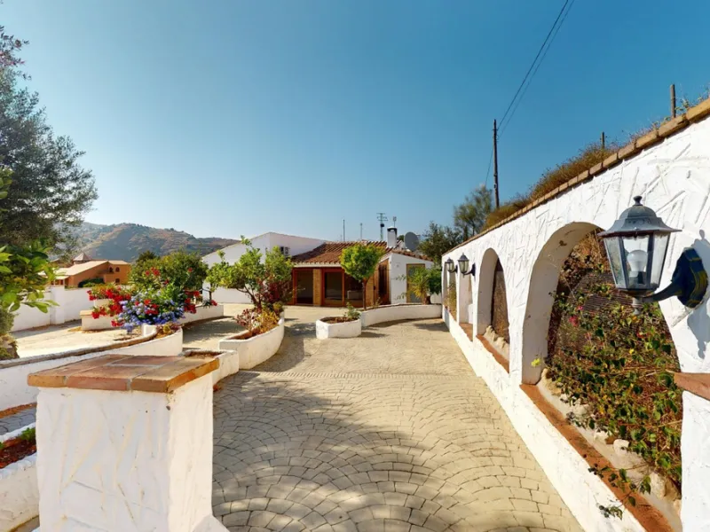This delightful Spanish villa, located in Viñuela, Málaga, offers a perfect blend of traditional charm and modern comfort. The single-story property spans 167 m2 and features three bedrooms, including a spacious 13.9 m2 primary bedroom, and two bathrooms.