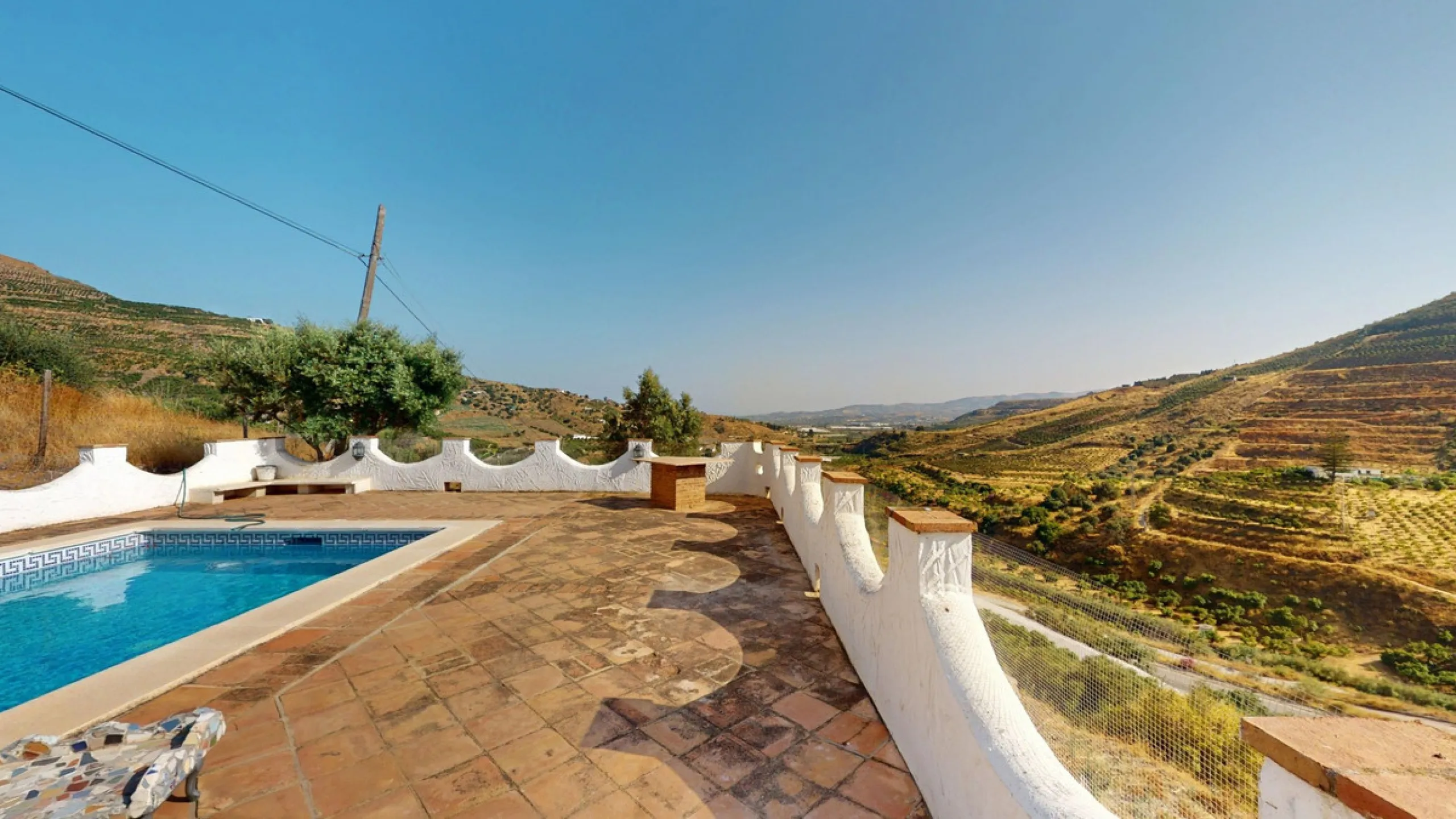 This delightful Spanish villa, located in Viñuela, Málaga, offers a perfect blend of traditional charm and modern comfort. The single-story property spans 167 m2 and features three bedrooms, including a spacious 13.9 m2 primary bedroom, and two bathrooms.