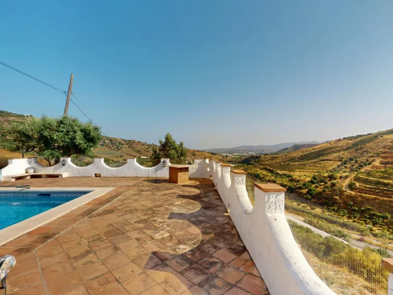 This delightful Spanish villa, located in Viñuela, Málaga, offers a perfect blend of traditional charm and modern comfort. The single-story property spans 167 m2 and features three bedrooms, including a spacious 13.9 m2 primary bedroom, and two bathrooms.