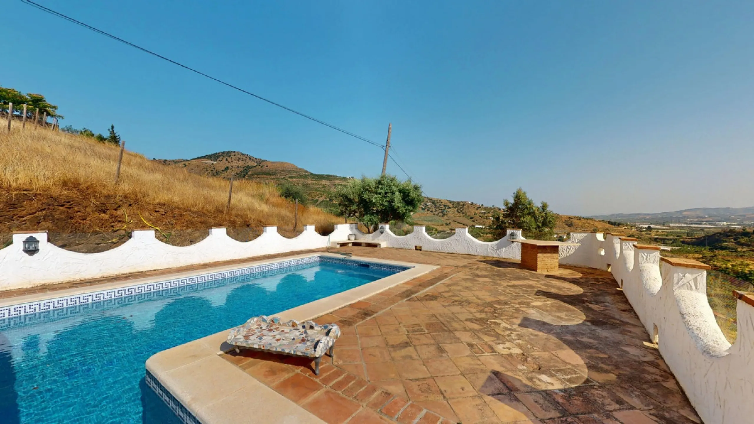 This delightful Spanish villa, located in Viñuela, Málaga, offers a perfect blend of traditional charm and modern comfort. The single-story property spans 167 m2 and features three bedrooms, including a spacious 13.9 m2 primary bedroom, and two bathrooms.