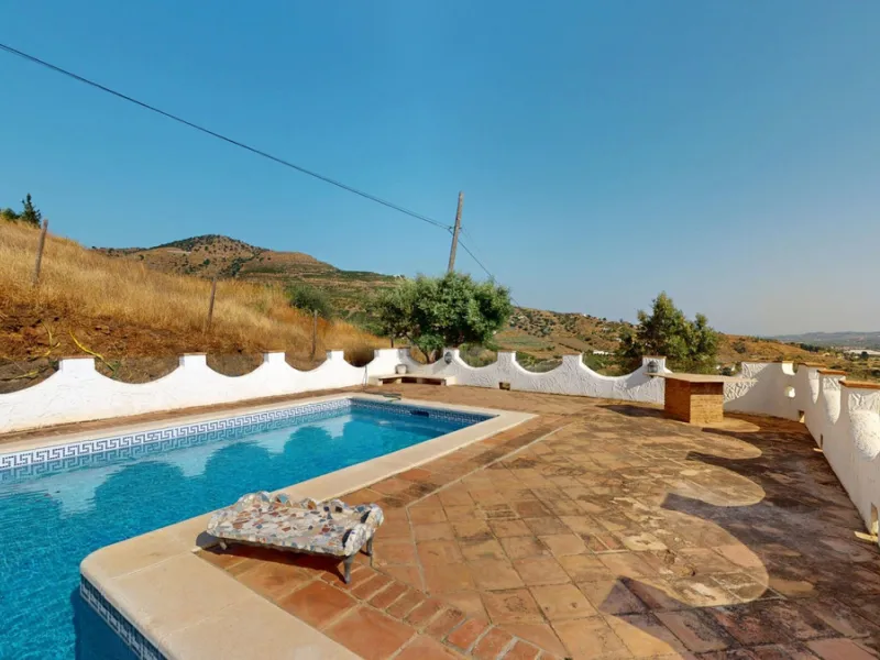 This delightful Spanish villa, located in Viñuela, Málaga, offers a perfect blend of traditional charm and modern comfort. The single-story property spans 167 m2 and features three bedrooms, including a spacious 13.9 m2 primary bedroom, and two bathrooms.