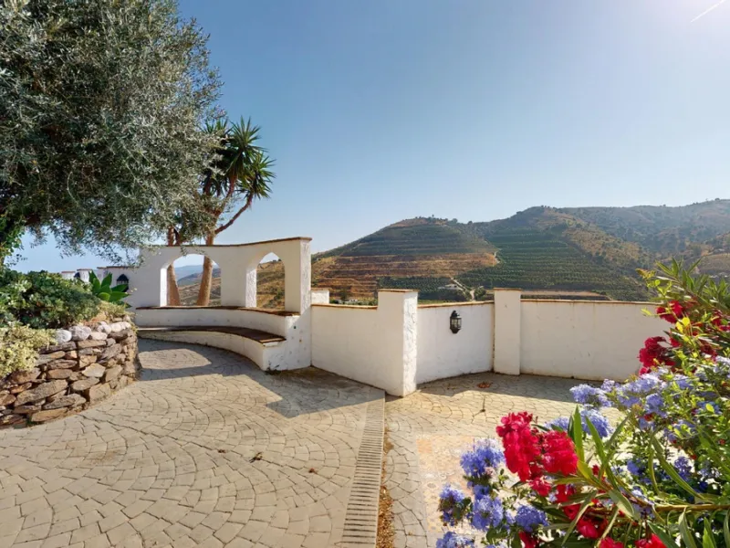This delightful Spanish villa, located in Viñuela, Málaga, offers a perfect blend of traditional charm and modern comfort. The single-story property spans 167 m2 and features three bedrooms, including a spacious 13.9 m2 primary bedroom, and two bathrooms.
