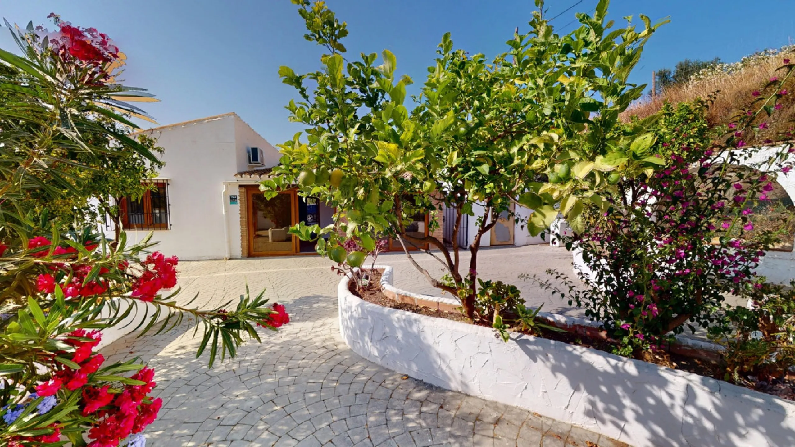 This delightful Spanish villa, located in Viñuela, Málaga, offers a perfect blend of traditional charm and modern comfort. The single-story property spans 167 m2 and features three bedrooms, including a spacious 13.9 m2 primary bedroom, and two bathrooms.