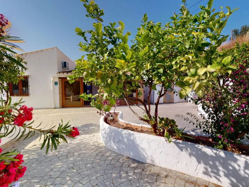 This delightful Spanish villa, located in Viñuela, Málaga, offers a perfect blend of traditional charm and modern comfort. The single-story property spans 167 m2 and features three bedrooms, including a spacious 13.9 m2 primary bedroom, and two bathrooms.
