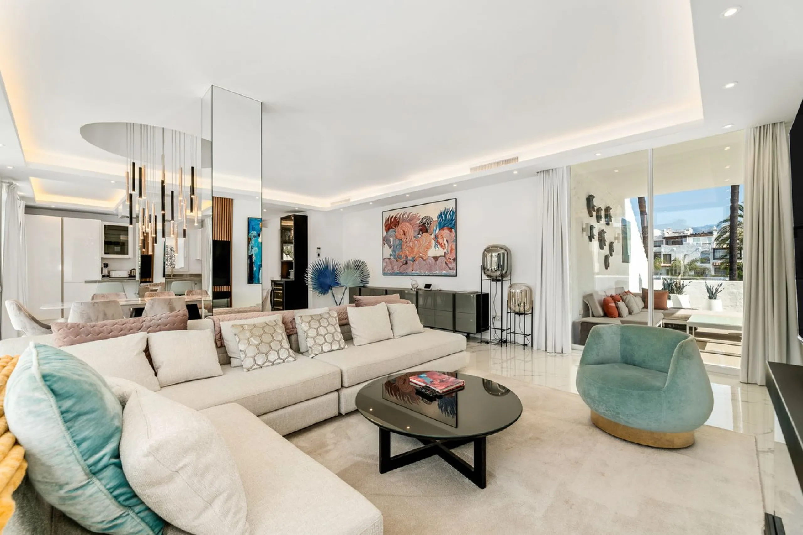La Alcazaba is an exclusive community that boasts a long history in Marbella. It was developed by the famous architect, Melvin Villarroel, who designed Puente Romano and many other stunning developments along the coast.