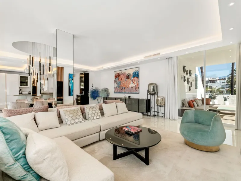 La Alcazaba is an exclusive community that boasts a long history in Marbella. It was developed by the famous architect, Melvin Villarroel, who designed Puente Romano and many other stunning developments along the coast.